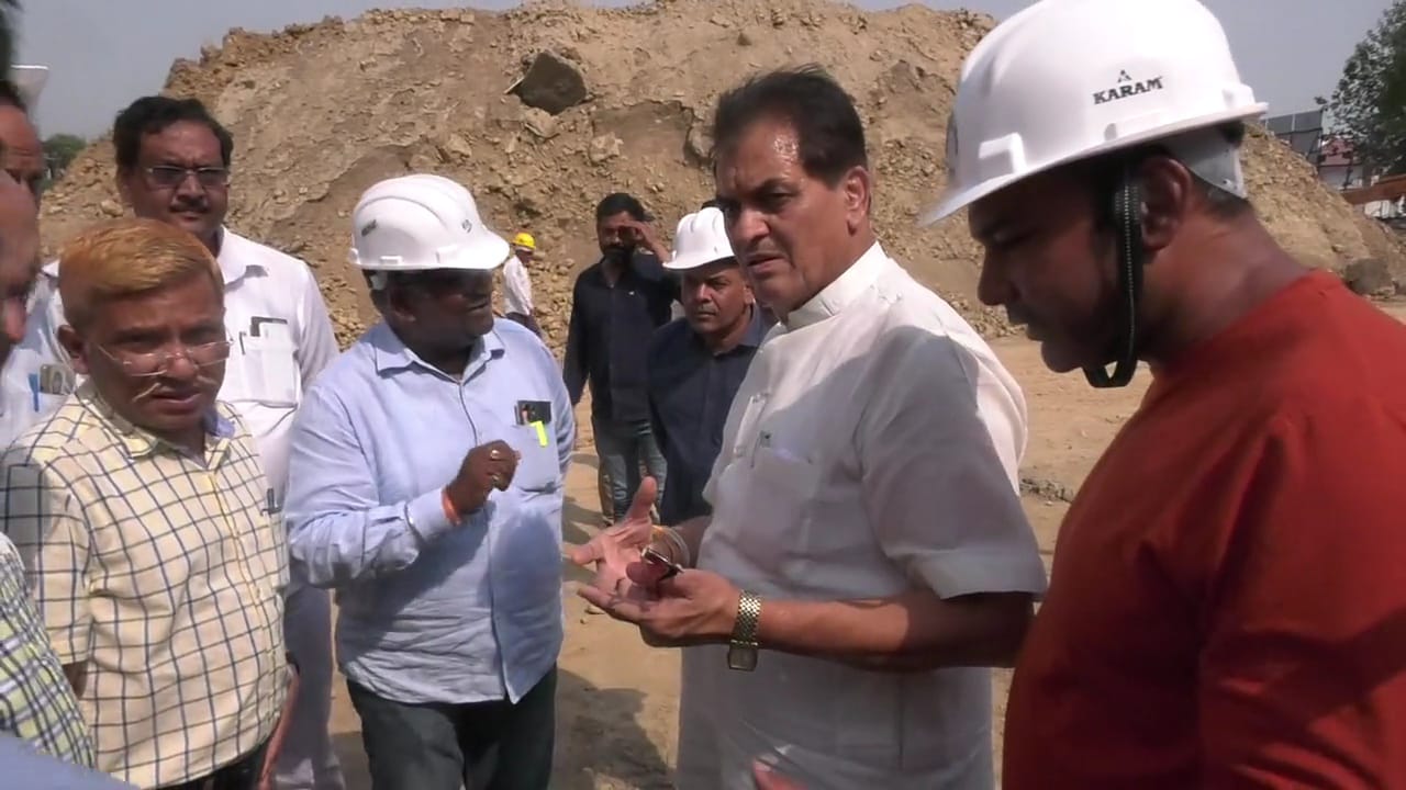 निर्माणाधीन ग्रीन बिल्डिंग की साइट पर पहुंचे मंत्री अग्रवाल, दीवार गिरने के मामले पर जांच के लिए मेटेरियल का सैंपल भरा*