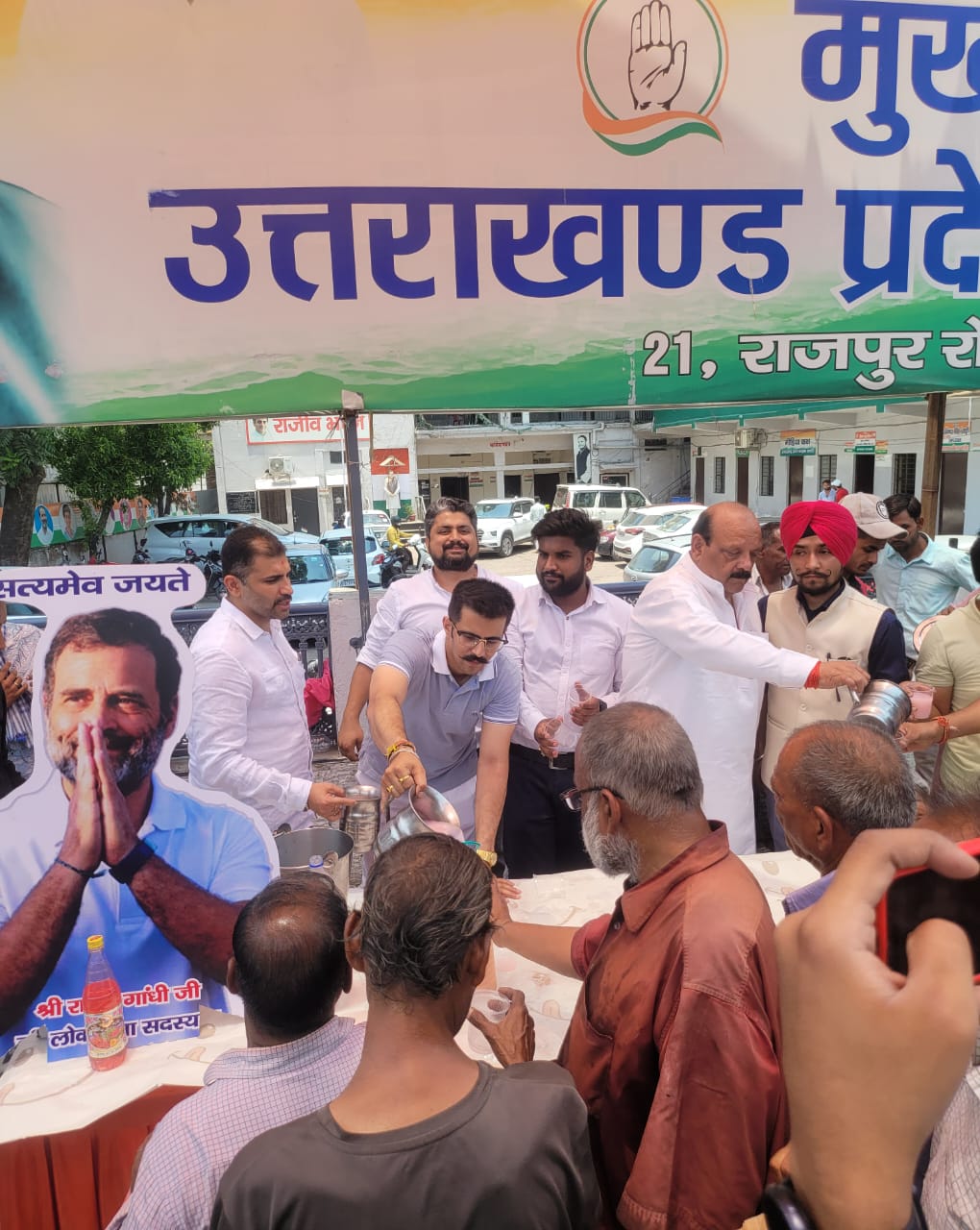 राहुल गाँधी के जन्मदिन पर युवा कांग्रेस के साथियों ने ” मोहब्बत की दुकान ” से दिया भाईचारे का संदेश