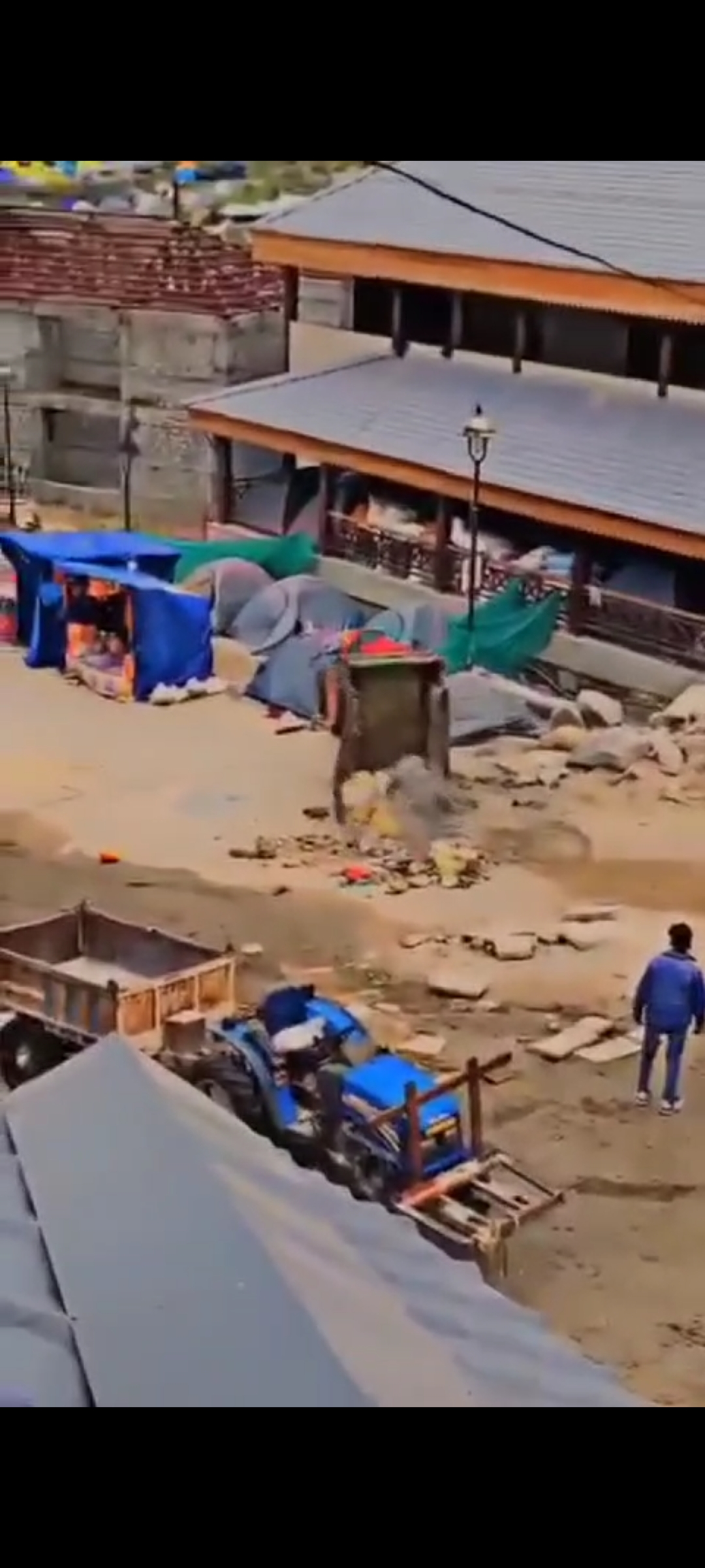 केदारनाथ धाम में बिना ड्राइवर के चलते नज़र आया ट्रैक्टर , देखे वीडियो