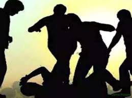 देहरादून के रेवेन्यू कोर्ट में अधिवक्ताओं के बीच मार पीट , देखे वीडियो