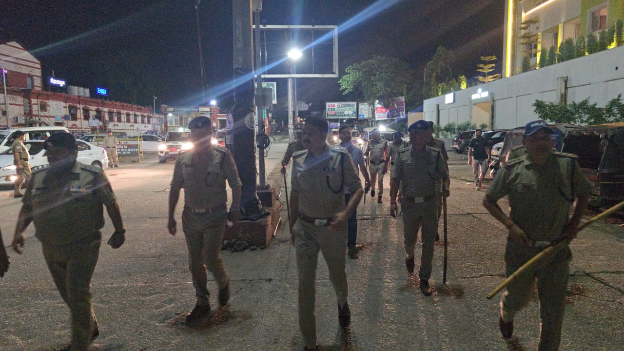 देहरादून में दो पक्षों में पथराव , यूपी से हिंदू लड़का भगा लाया विशेष समुदाय की लड़की, देखे वीडियो