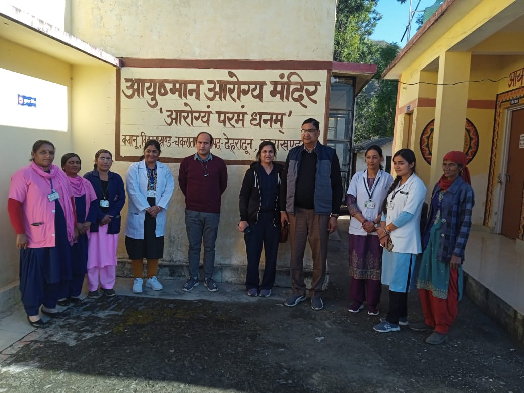 हिमाचल सीमा से सटे जनपद के स्वास्थ्य केंद्रों में पहुंचकर सीएमओ देहरादून ने लिया स्वास्थ्य सेवाओं का जायजा