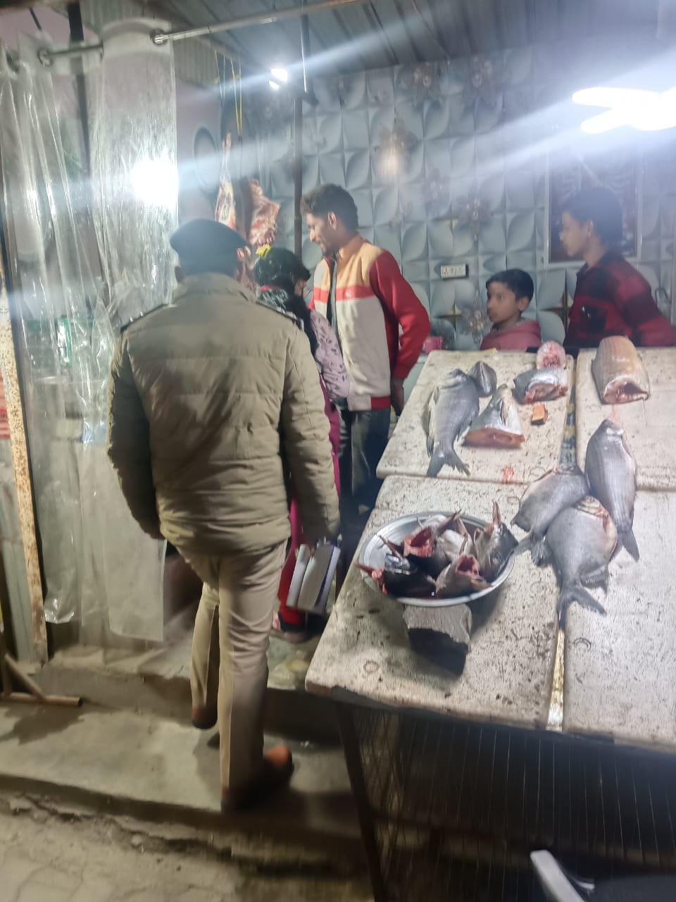 प्रेमनगर बाजार में मांस की दुकानों का प्रेमनगर पुलिस ने किया औचक निरीक्षण
