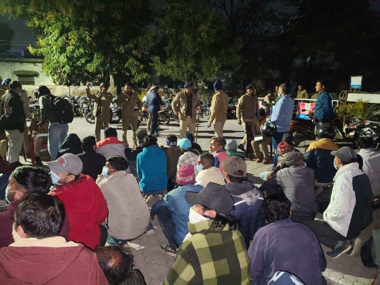खुले में शराब पीने वालो पर कड़ी कारवाई जारी ,शराबियों की बारात लेकर दून पुलिस फिर पहुँची थाने