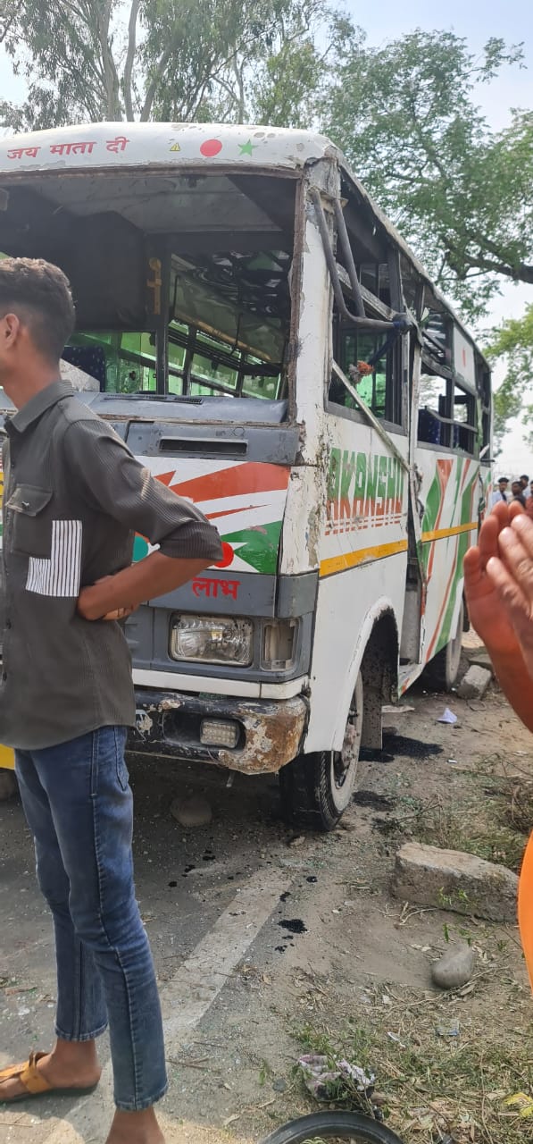 देहरादून में दर्दनाक हादसा , स्कूल छात्रों की बस पलटी ,दो लोगों की मौत, कई घायल