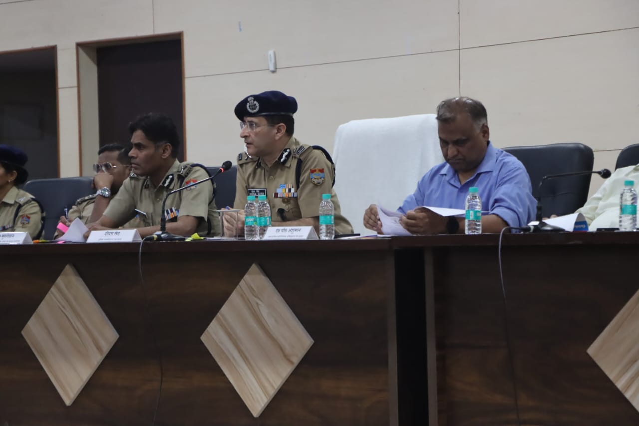 जनपद देहरादून में प्रस्तावित वीवीआईपी भ्रमण एवं प्रवास कार्यक्रम के दृष्टिगत पुलिस महानिदेशक उत्तराखंड महोदय द्वारा सुरक्षा ड्यूटी में नियुक्त अधिकारियों को किया ब्रीफ*