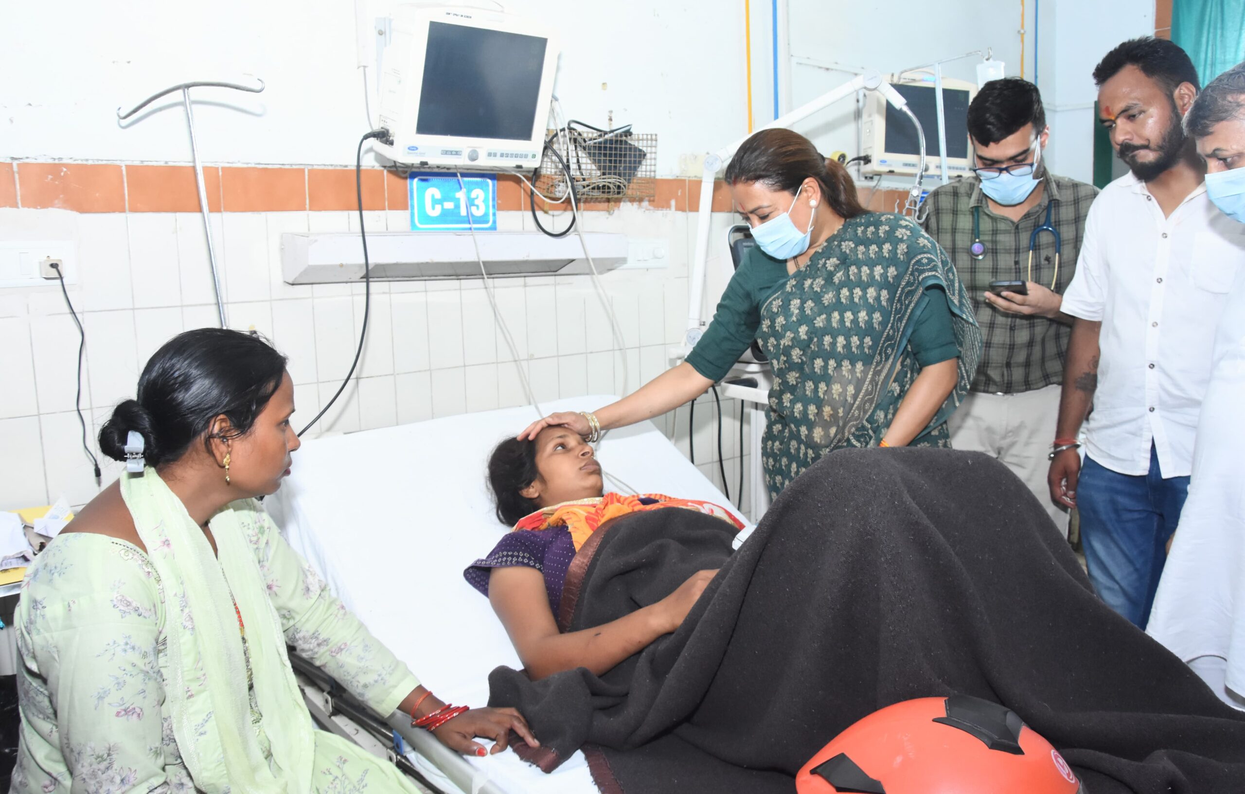 कैबिनेट मंत्री रेखा आर्या ने जाना घायलों का हाल