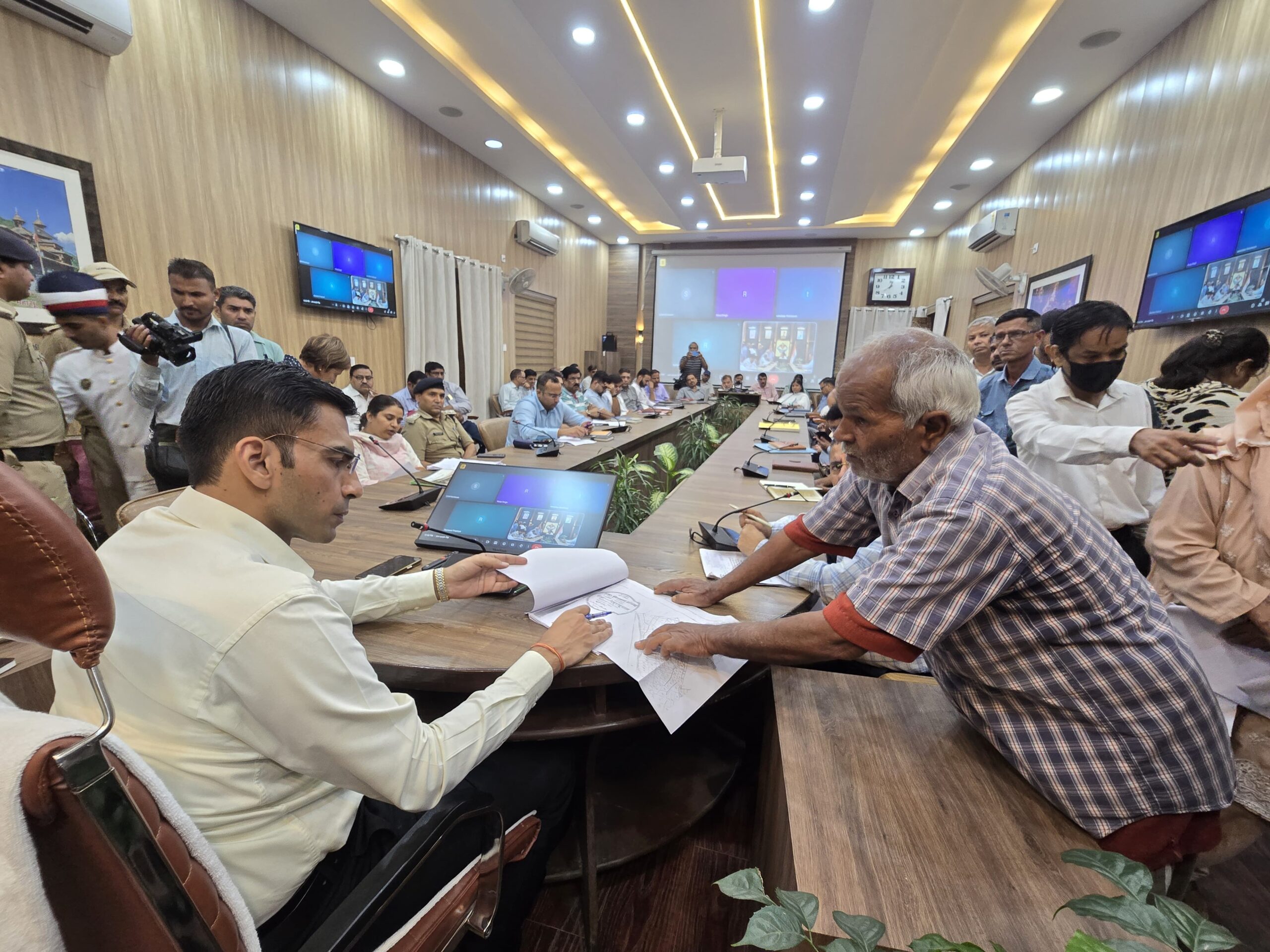 मुख्यमंत्री की जन नीतियों से प्रेरित, डीएम जनदर्शन; जनभावना अनुरूप समाधान; एक्शन